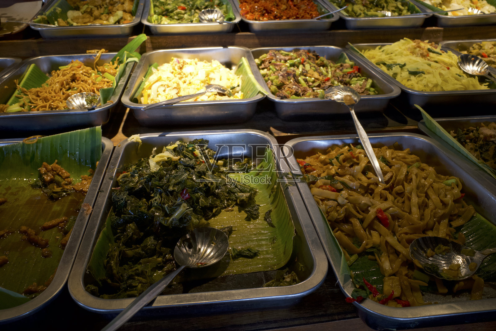 印尼传统美食，现成的蔬菜菜肴，美味的印尼日惹街头小吃照片摄影图片