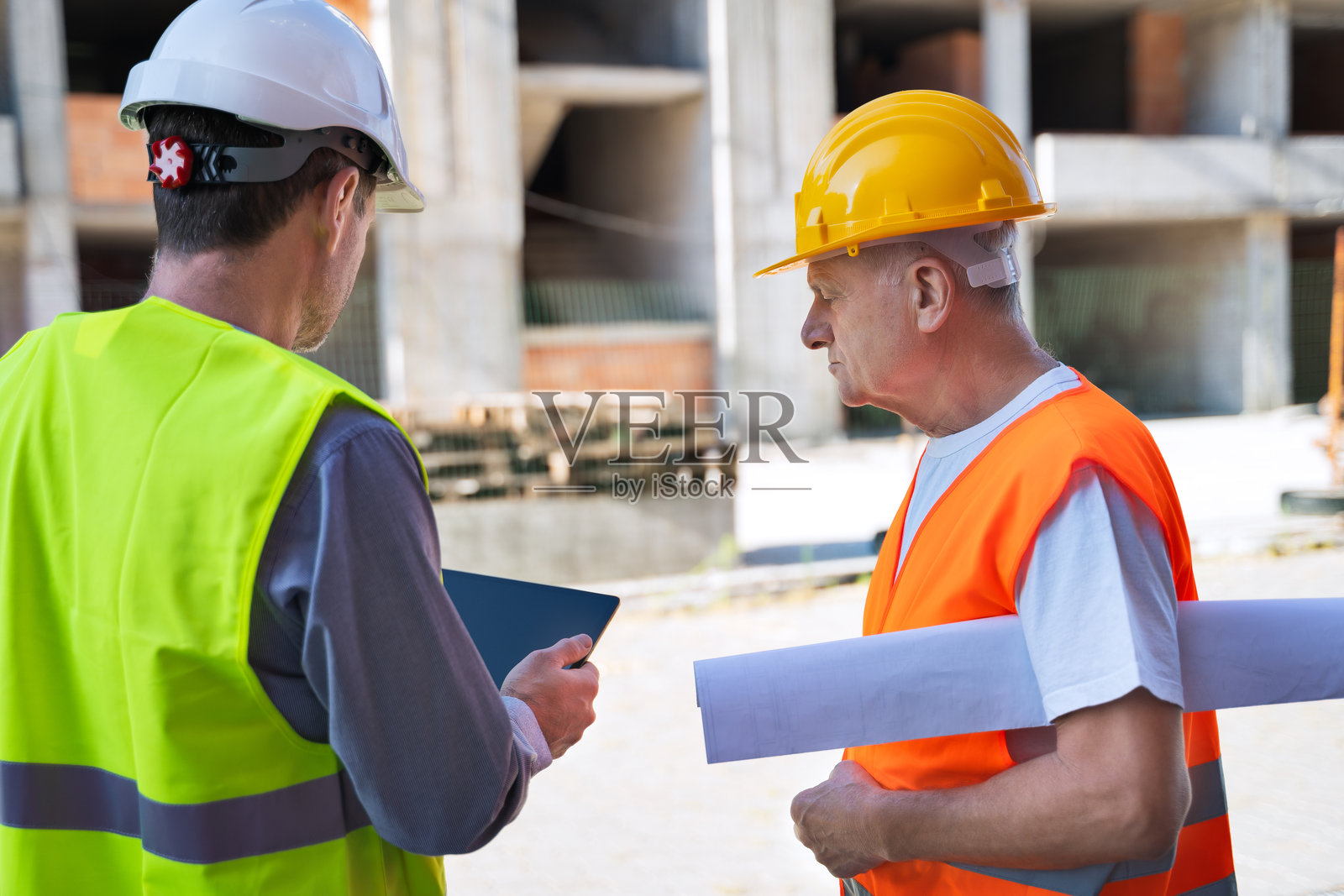 建筑工人在工地上审查文件照片摄影图片