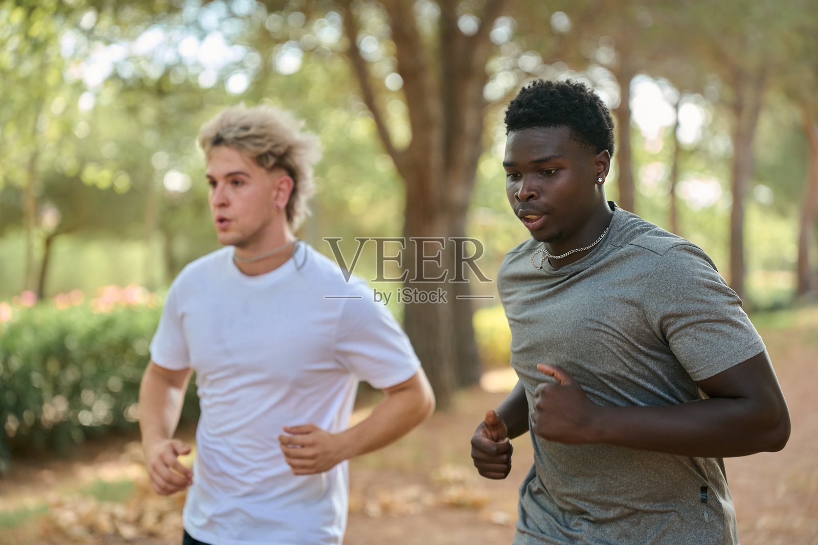 两个年轻人在公园里跑步照片摄影图片