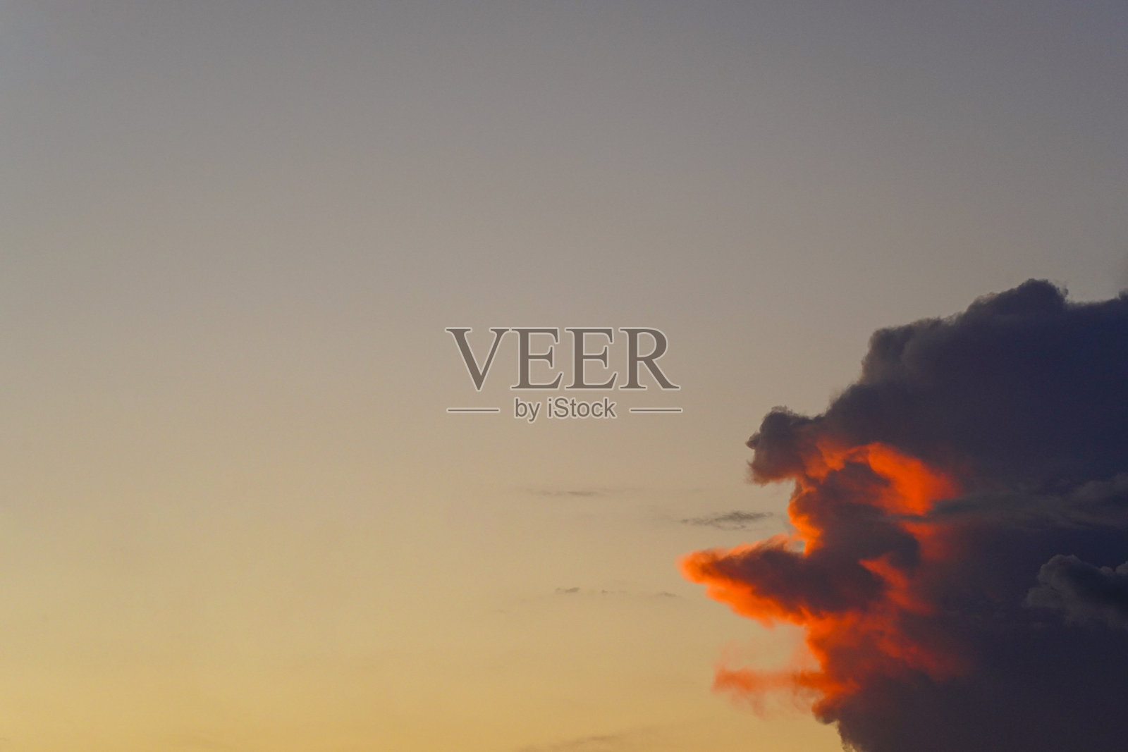 一朵呈人脸形状的云照片摄影图片