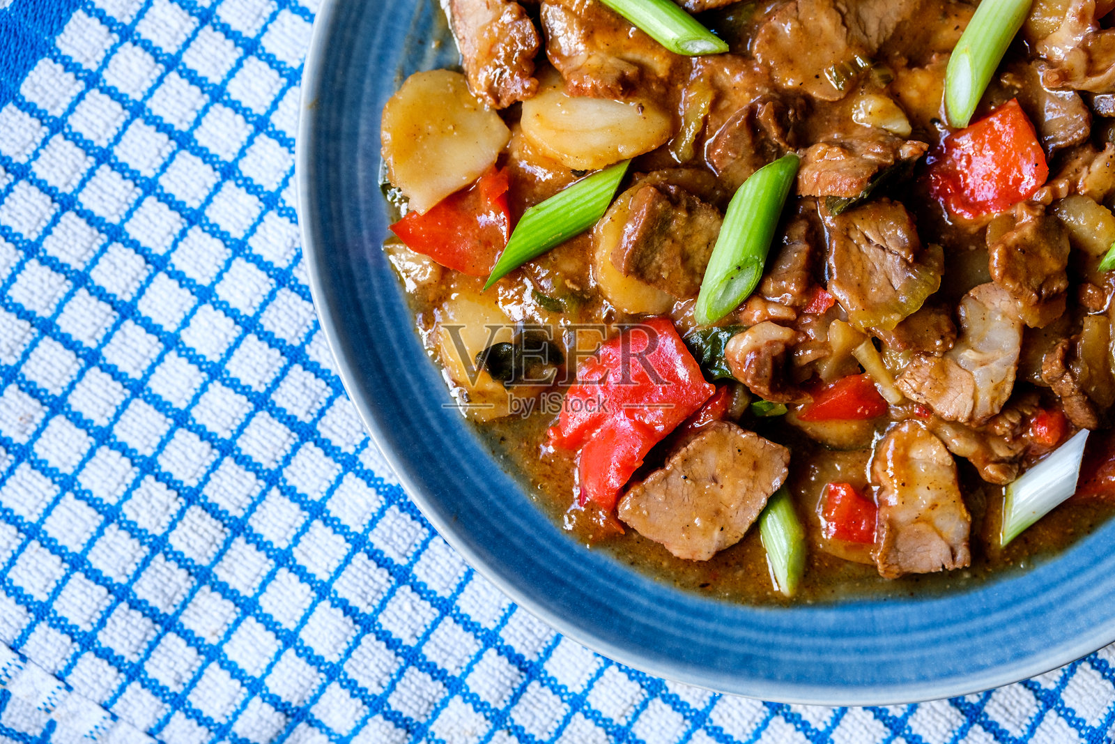 中式叉烧猪肉配海鲜酱和姜汁蔬菜照片摄影图片