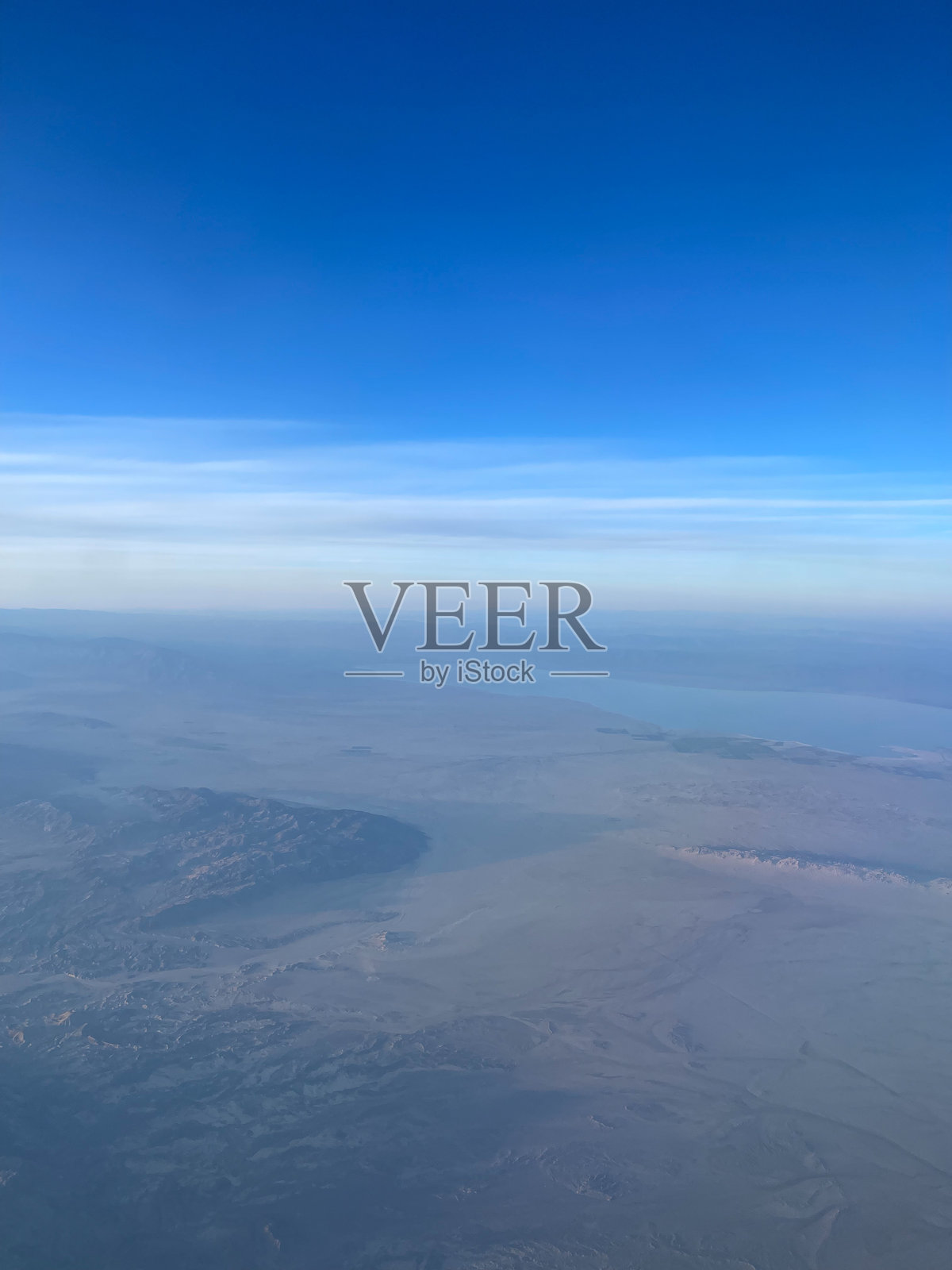 飞机窗户旁的座位视角照片摄影图片