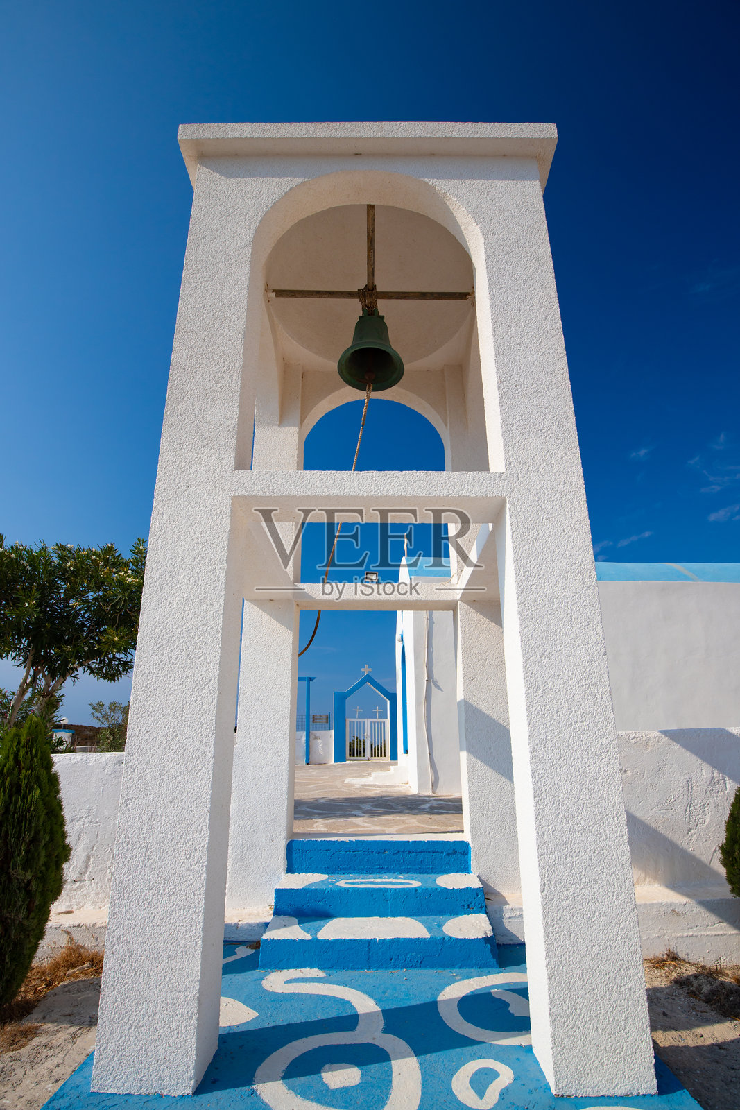 阳光明媚的白蓝色希腊教堂照片摄影图片