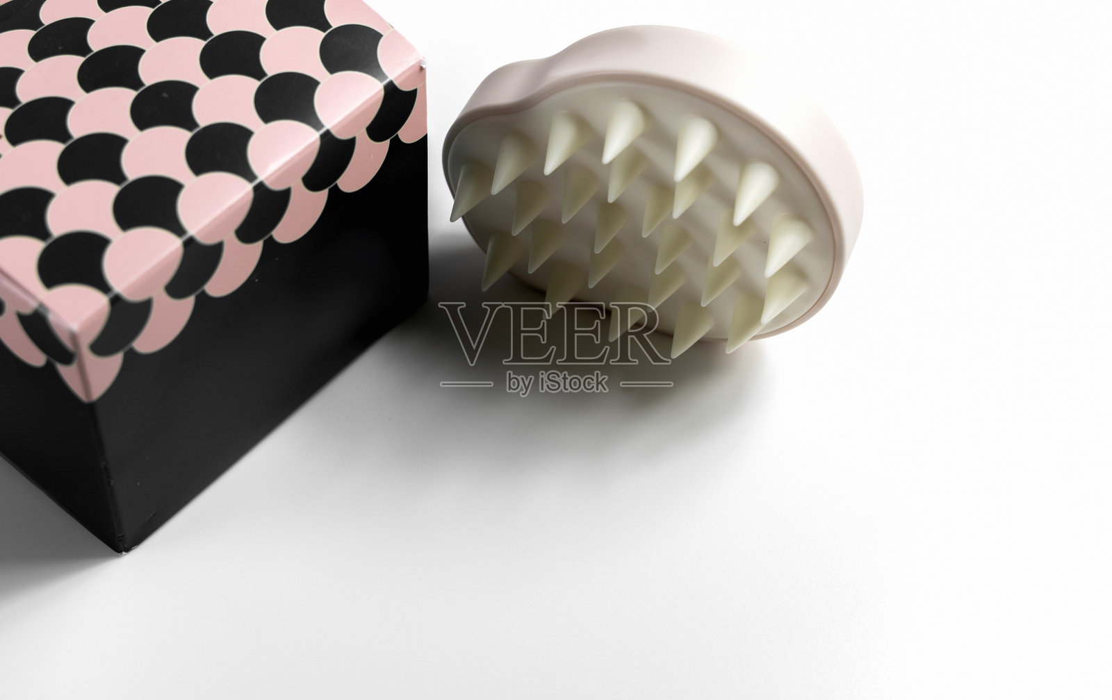 头皮按摩美容用发刷照片摄影图片