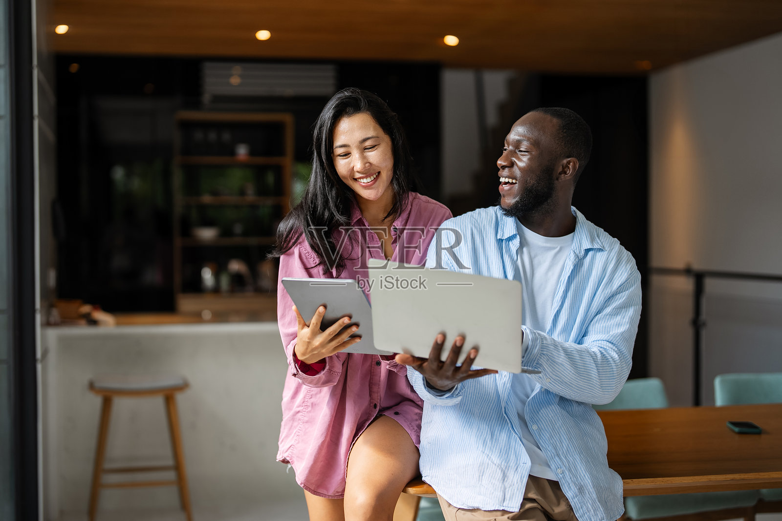 一对快乐的跨国情侣，他们是数字游牧民，每个月在不同的国家工作。照片摄影图片