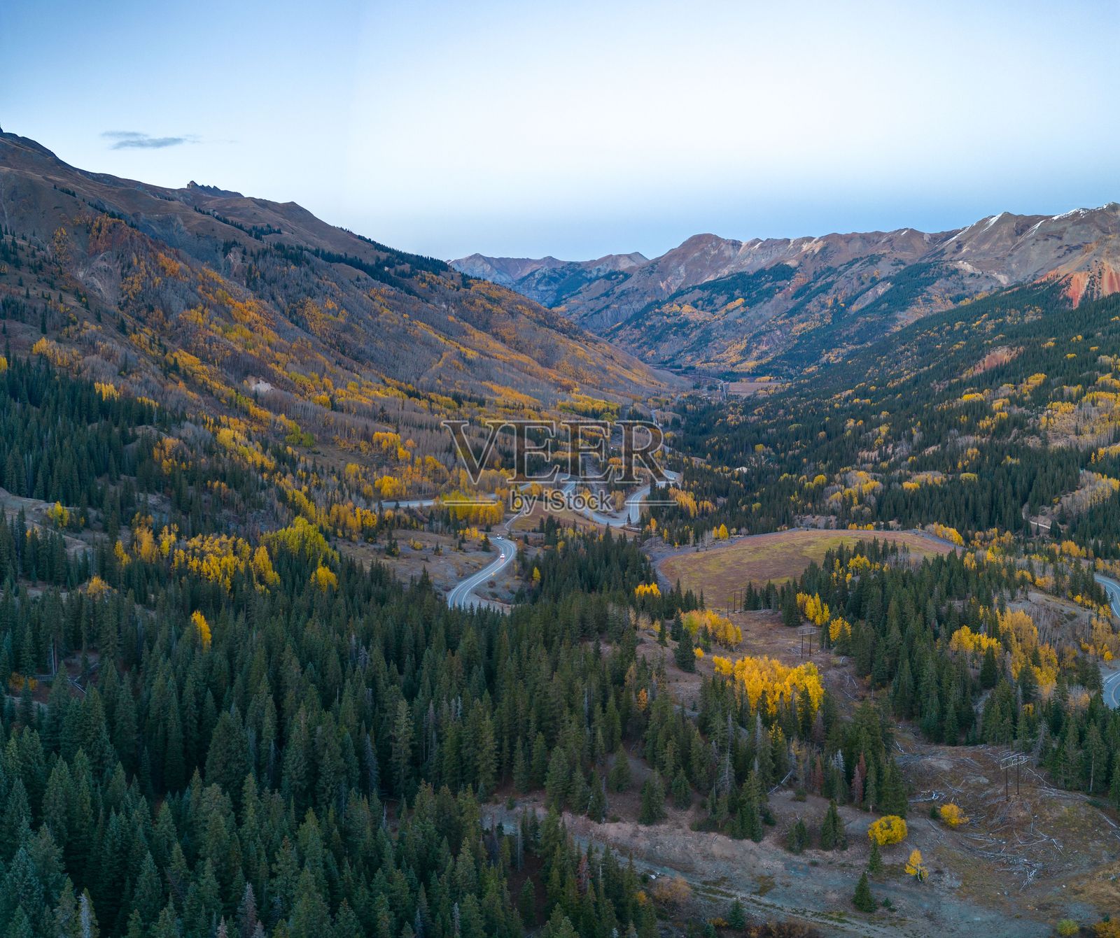 风景如画的山谷，蜿蜒的道路和秋天的树叶。照片摄影图片