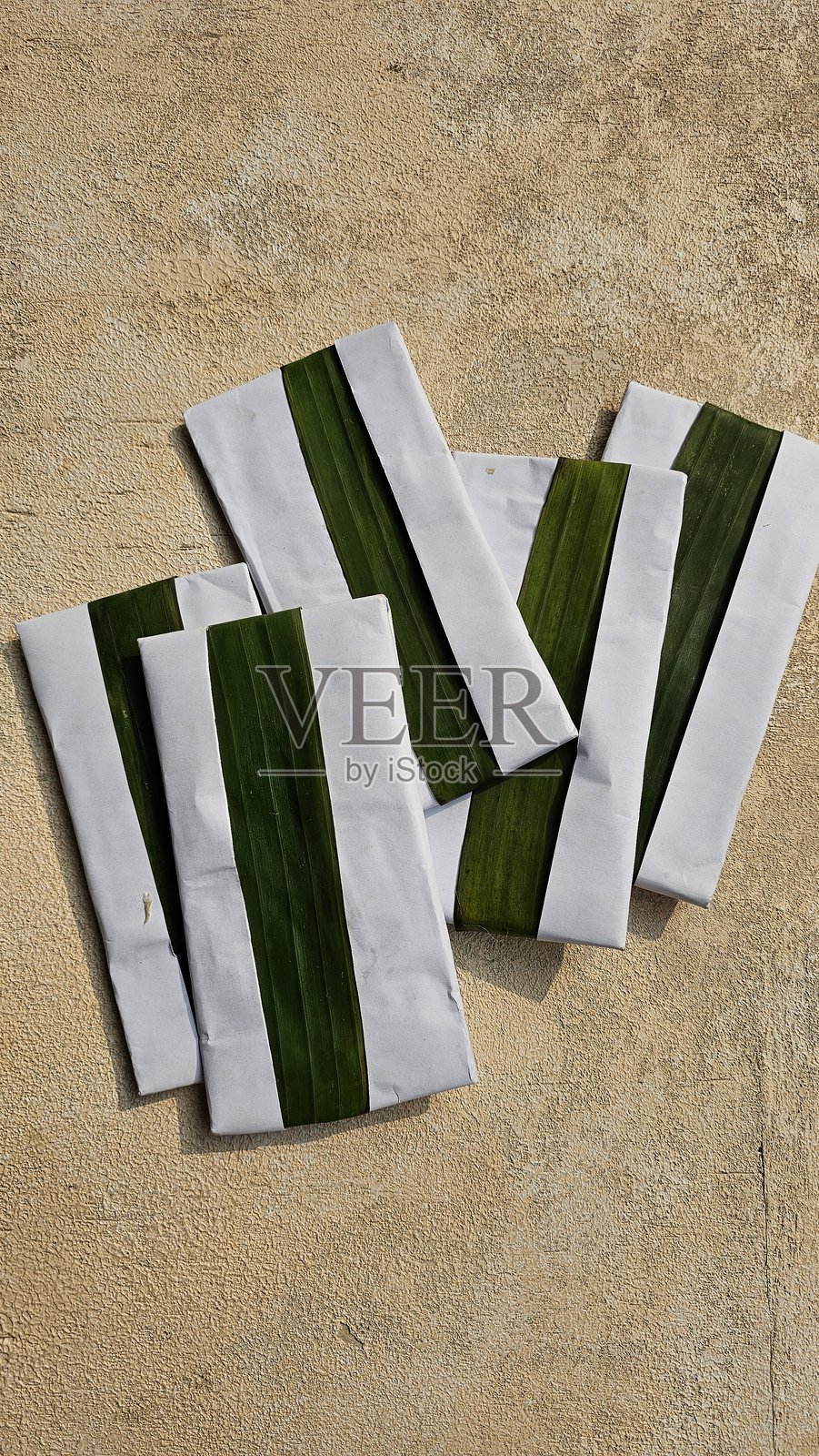 天贝门多安是一道传统的印尼菜。天贝门多安是生的、薄切的天贝，包裹在叶子里，通常裹上面粉后油炸。照片摄影图片