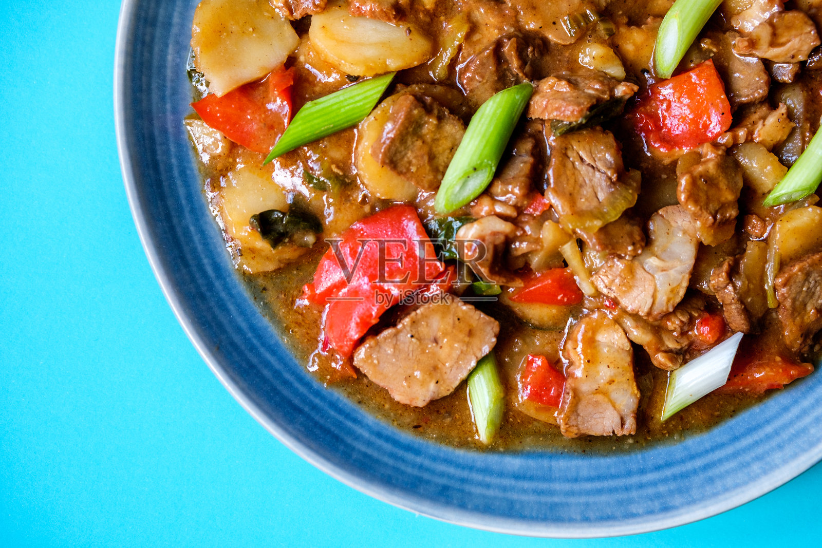 中式叉烧猪肉配海鲜酱和姜汁蔬菜照片摄影图片