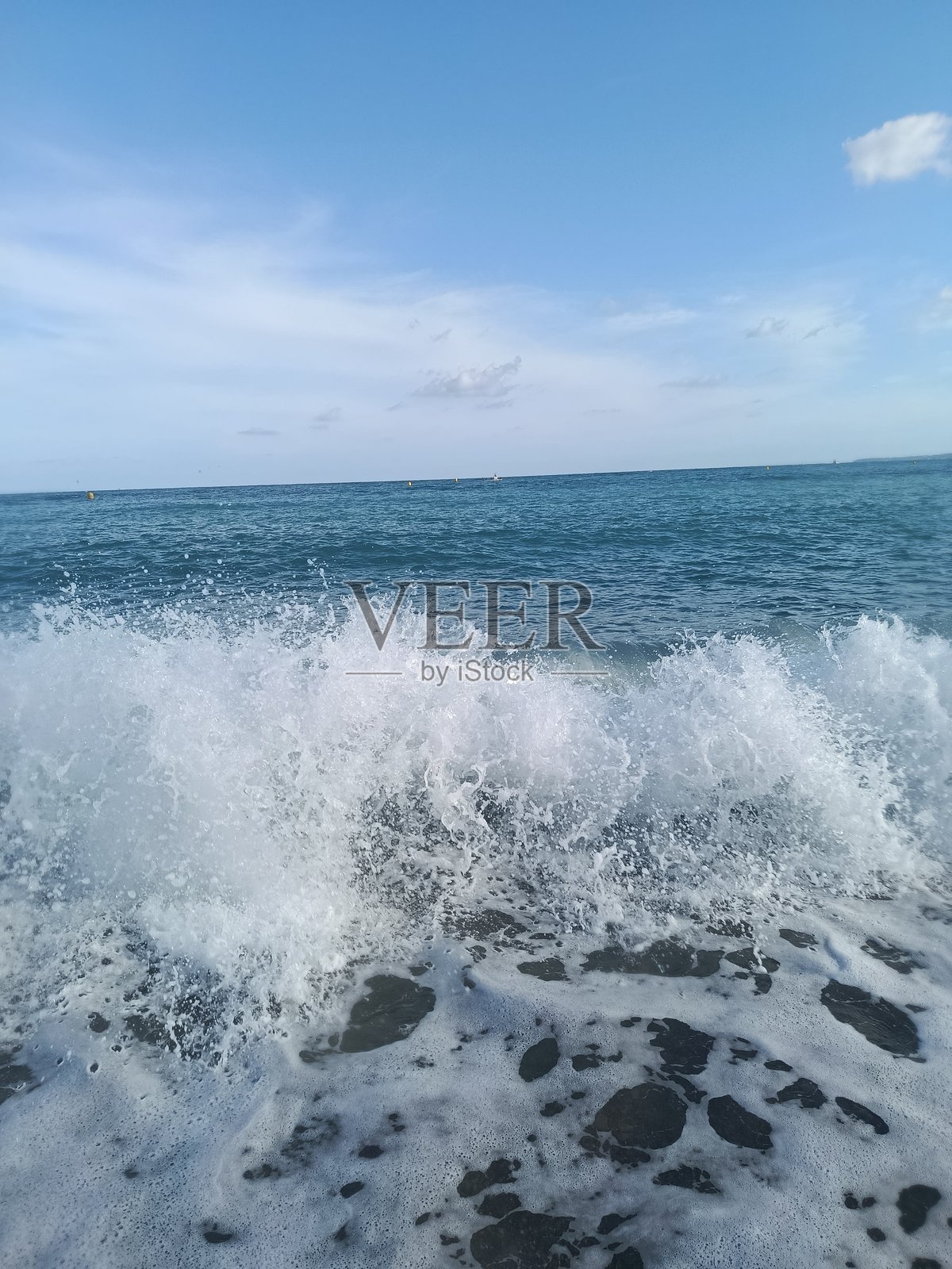 山上俯瞰海景，自然波浪之美，空气清新，蓝天如洗照片摄影图片