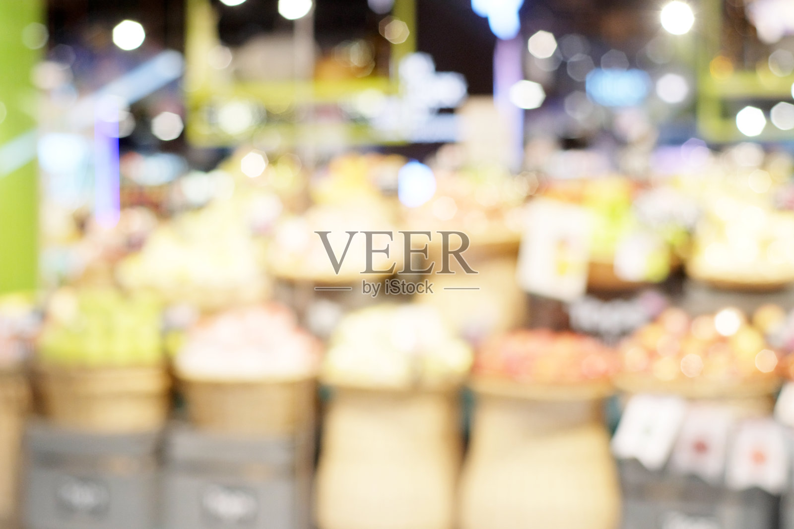 模糊的杂货店超市背景，带有散景灯光，模糊的新鲜食品在市场货架上的背景，商业横幅，壁纸照片摄影图片