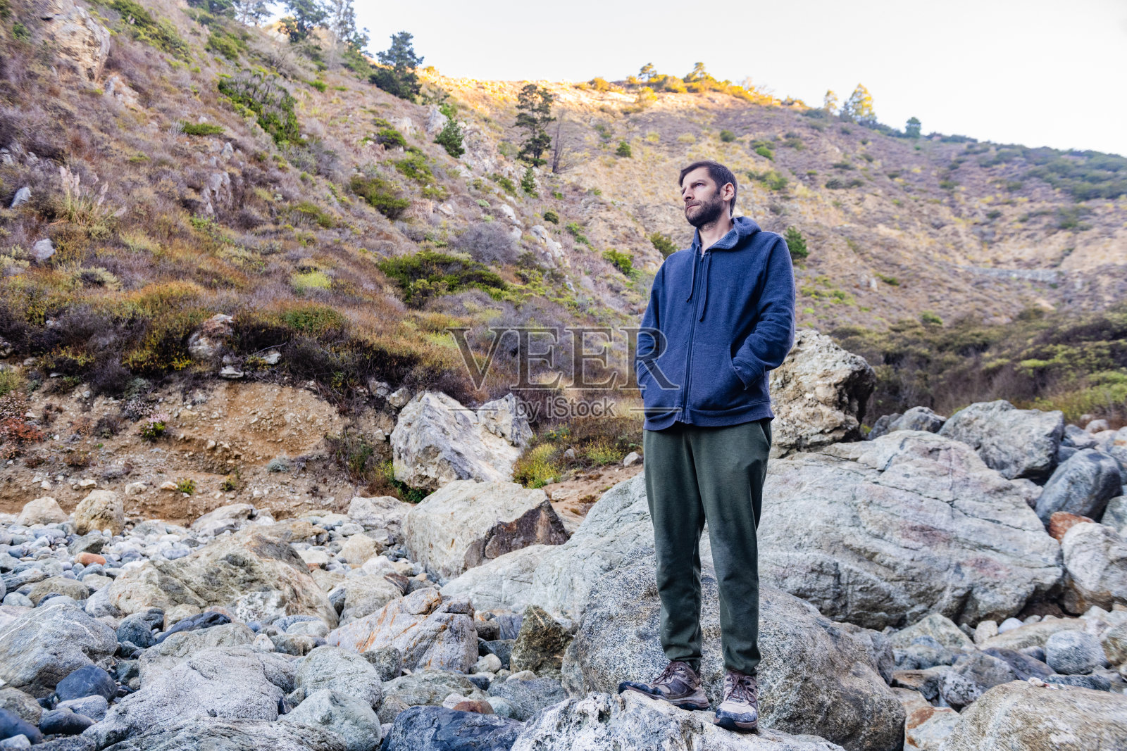 四十多岁的男人站着欣赏加利福尼亚大苏尔的美景照片摄影图片
