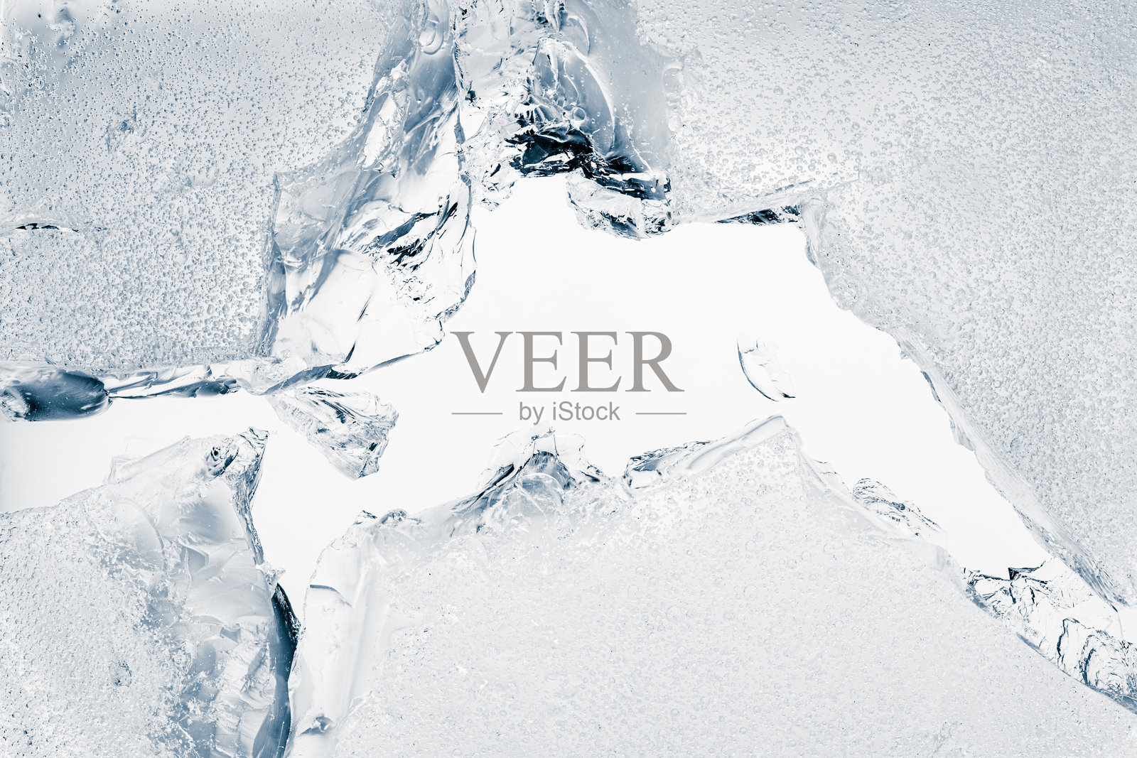 破碎的冰块。白色背景下的碎冰，表面有裂纹，特写。照片摄影图片