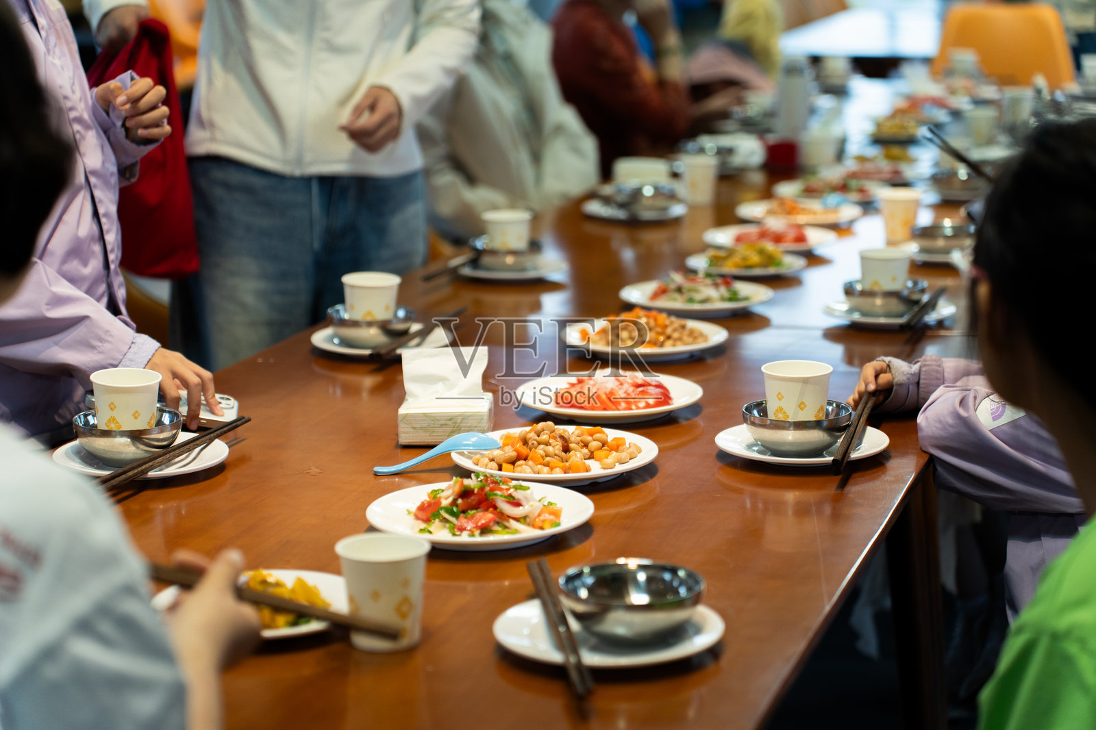桌子上摆放着美味的食物照片摄影图片