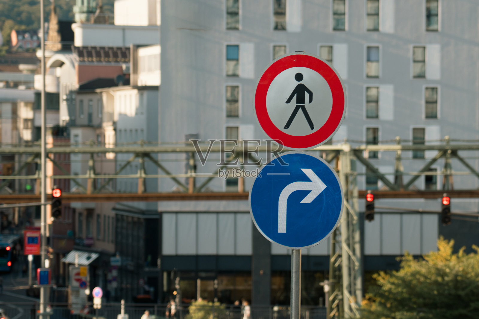 禁止行人右转交通标志与城市背景照片摄影图片