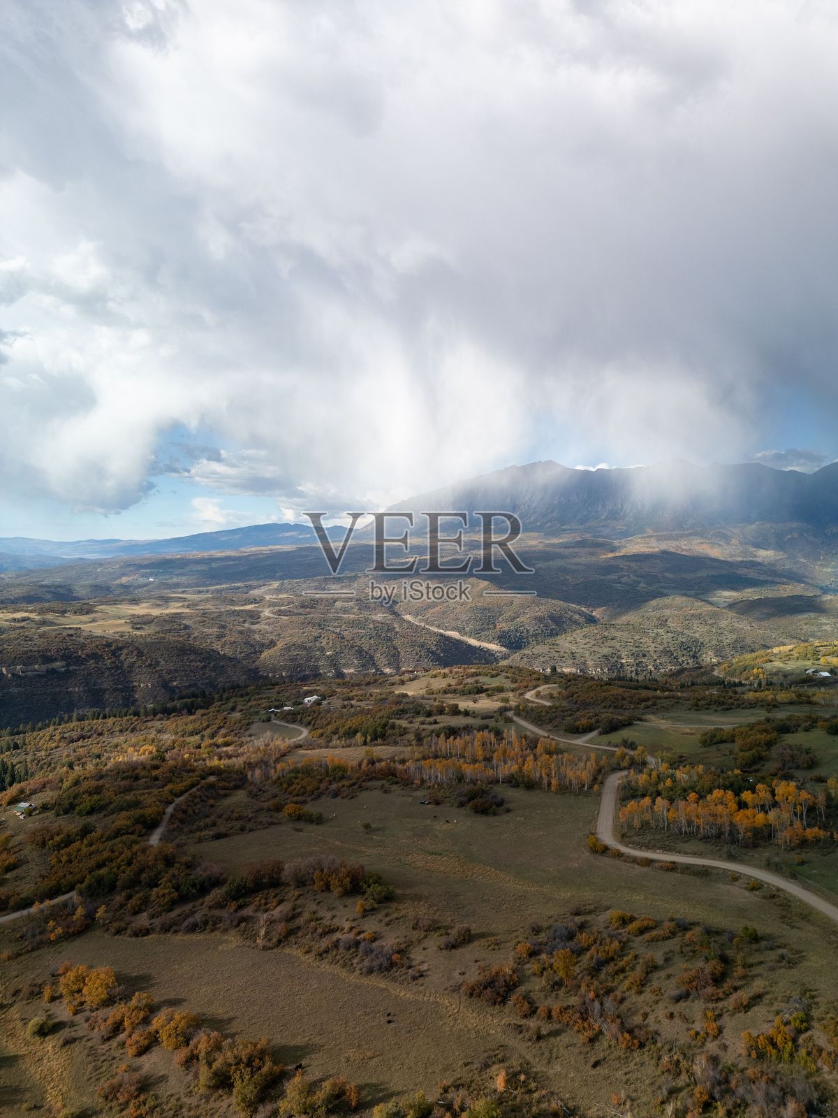 俯瞰云层变幻的壮丽景观。照片摄影图片