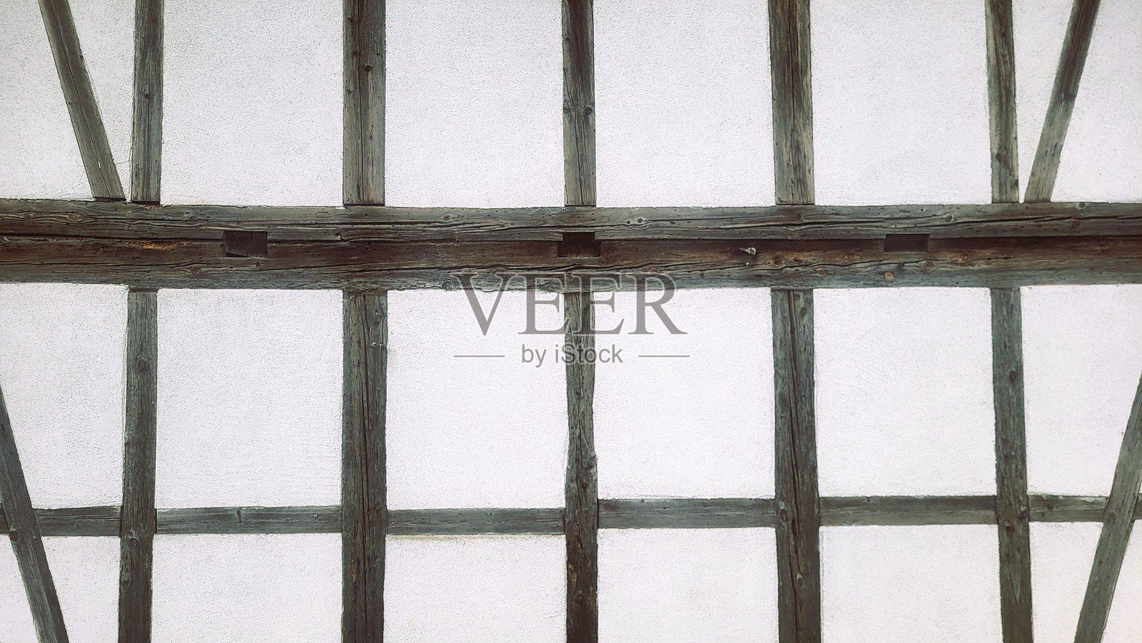 白色墙壁的特写，配有木框架和斜交木梁照片摄影图片