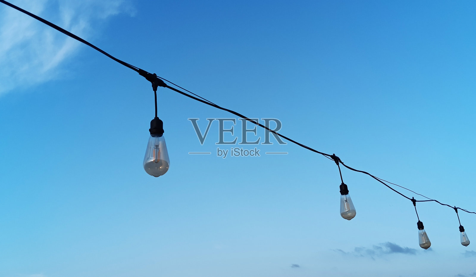 户外悬挂灯与蓝天背景照片摄影图片