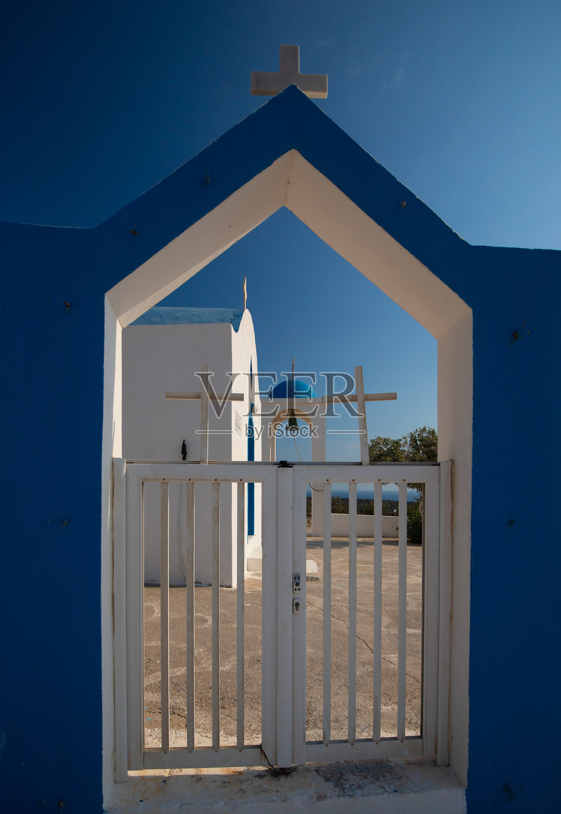 阳光明媚的白蓝色希腊教堂照片摄影图片
