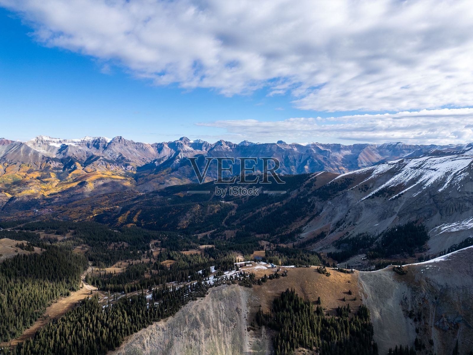 壮丽山脉的鸟瞰图。照片摄影图片