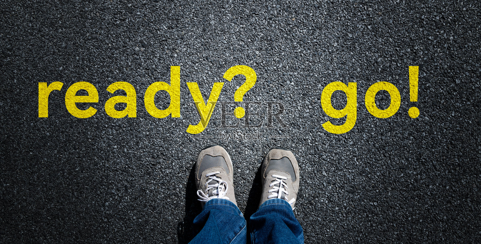 街道上的脚，黄色文字准备好了吗？开始！照片摄影图片