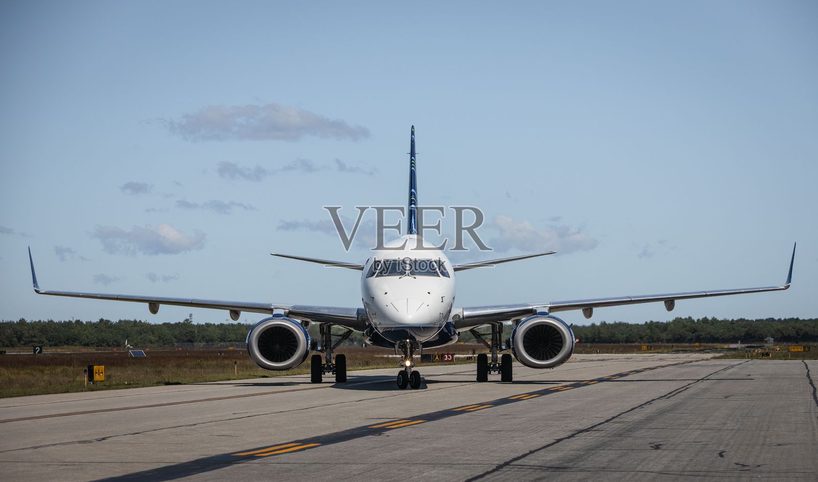 商业飞机在跑道上照片摄影图片