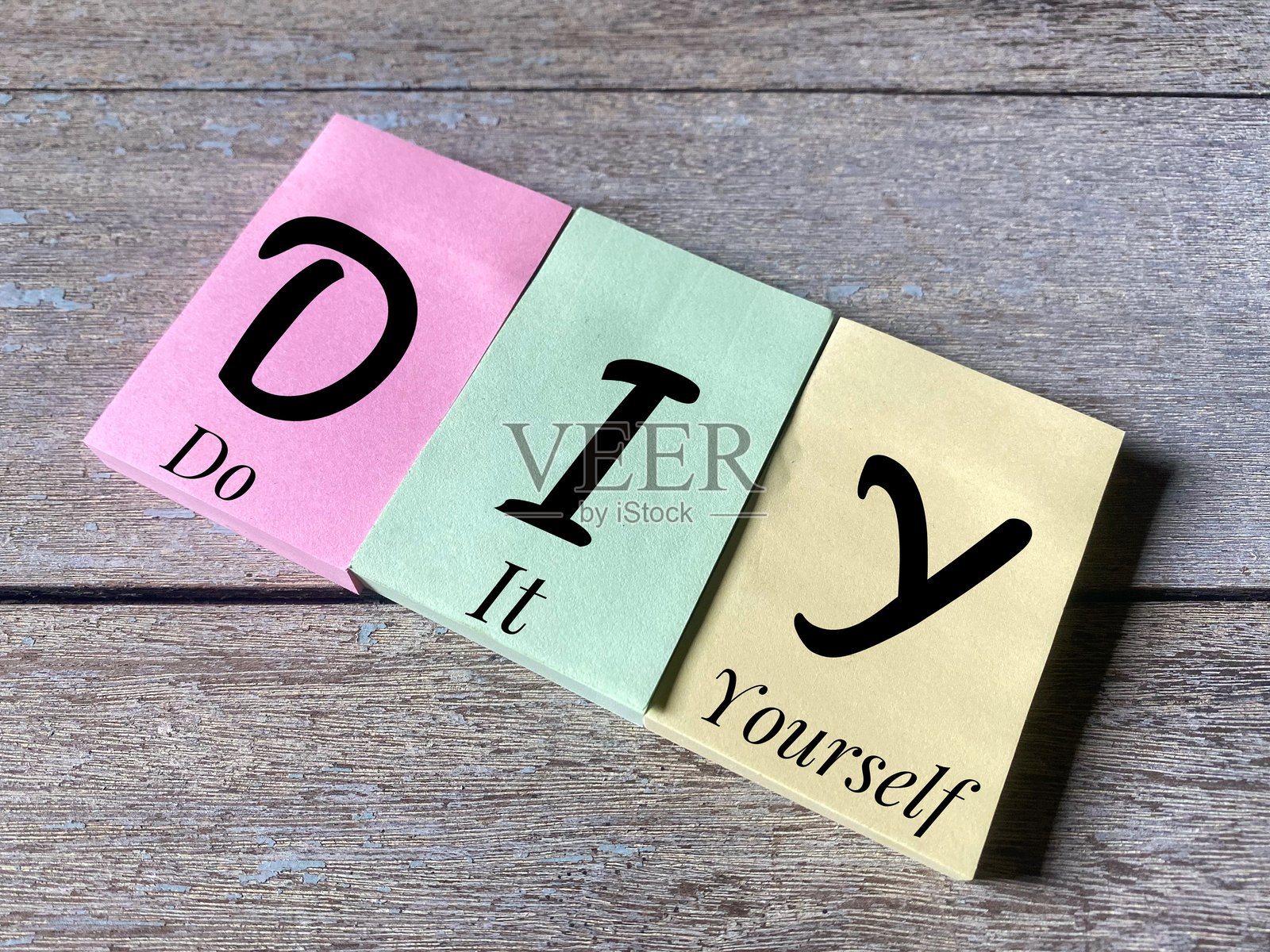 带有DIY缩写的便利贴。照片摄影图片