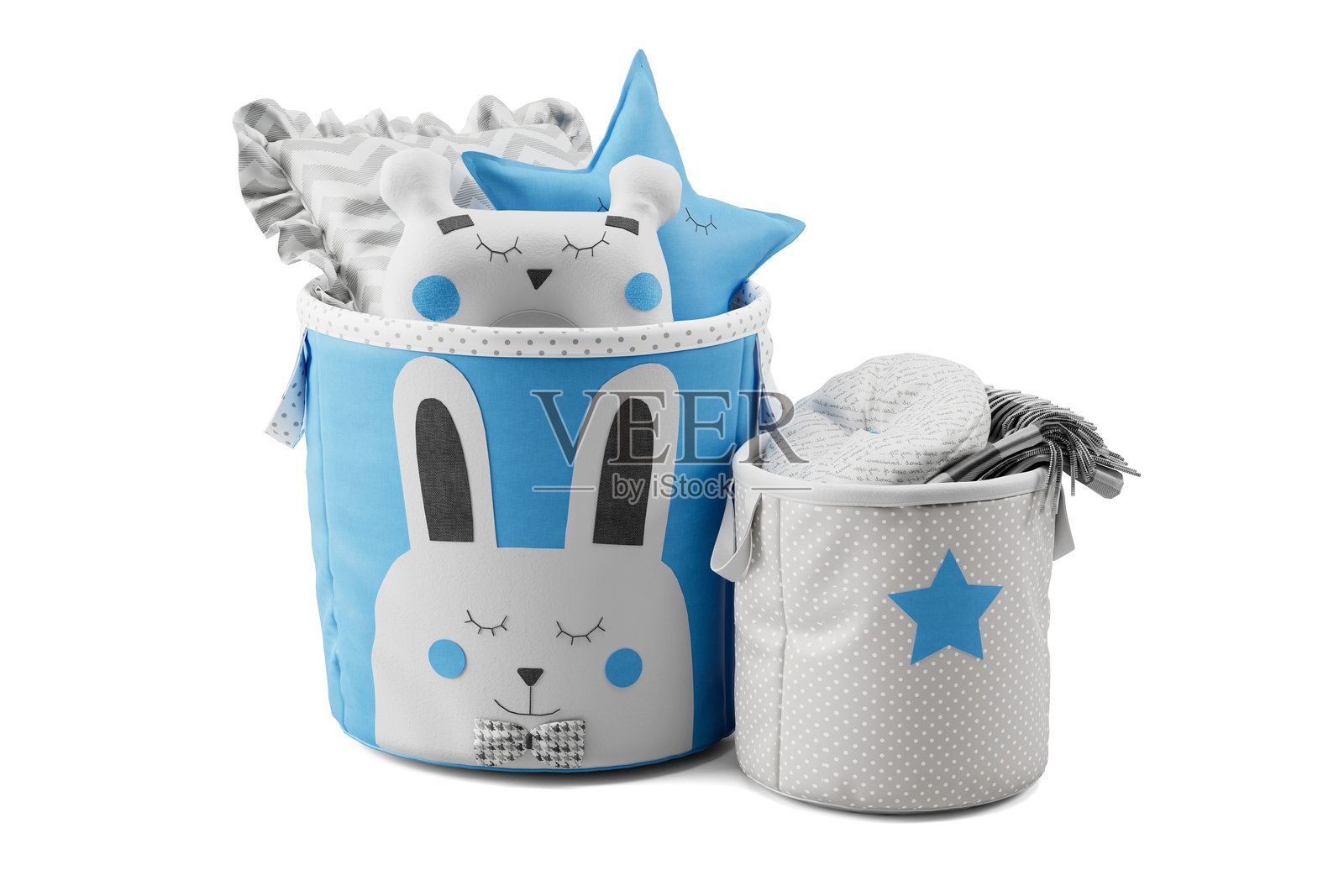 装满各种婴儿用品、浴室配件和玩具的篮子，背景为白色照片摄影图片