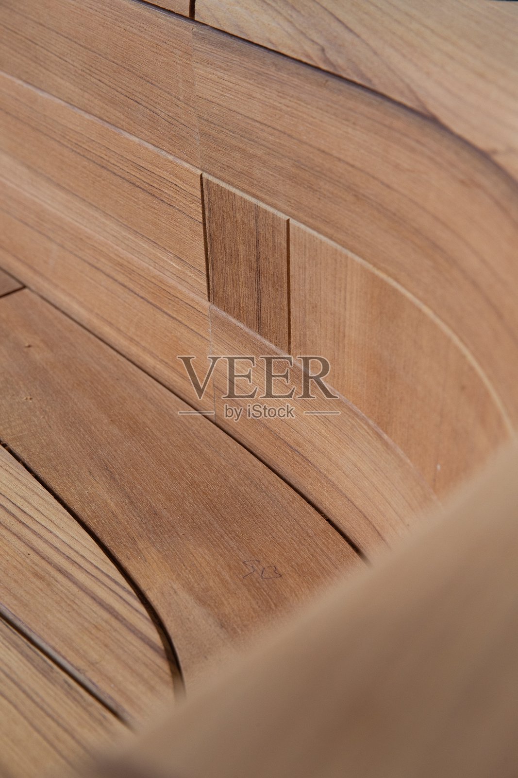 船厂的木工。木匠和家具制造商正在为一艘豪华游艇工作。照片摄影图片