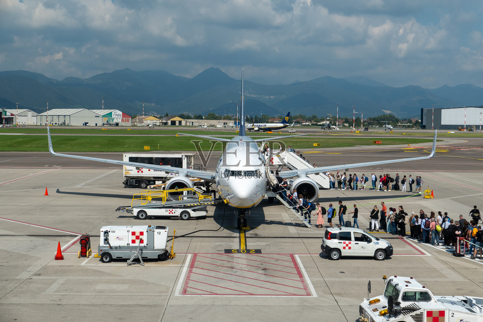 瑞安航空乘客在贝尔加莫机场登机照片摄影图片