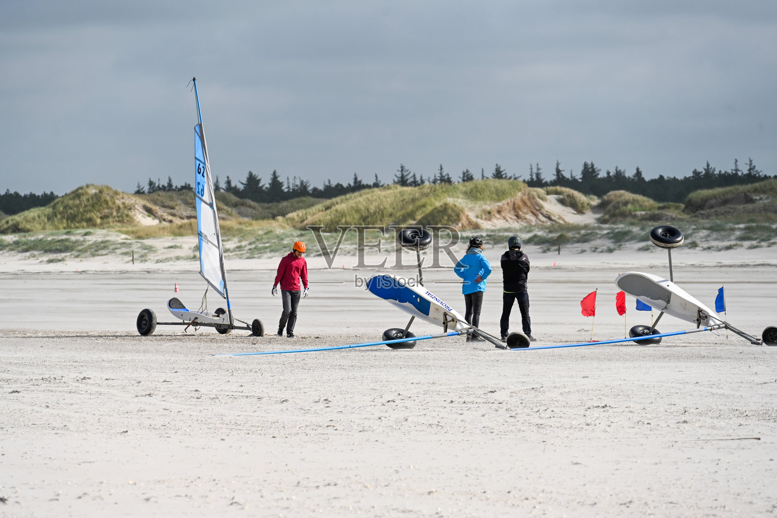 在石勒苏益格-荷尔斯泰因州诺德弗里斯兰地区的圣彼得-奥尔丁海滩上进行海滩帆船运动。照片摄影图片
