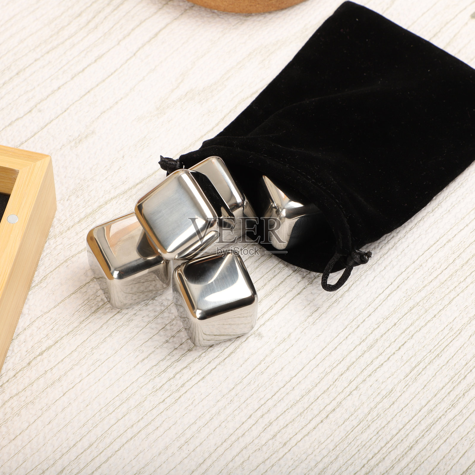 不锈钢威士忌石套装，配有竹制盒子。威士忌概念拍摄。照片摄影图片