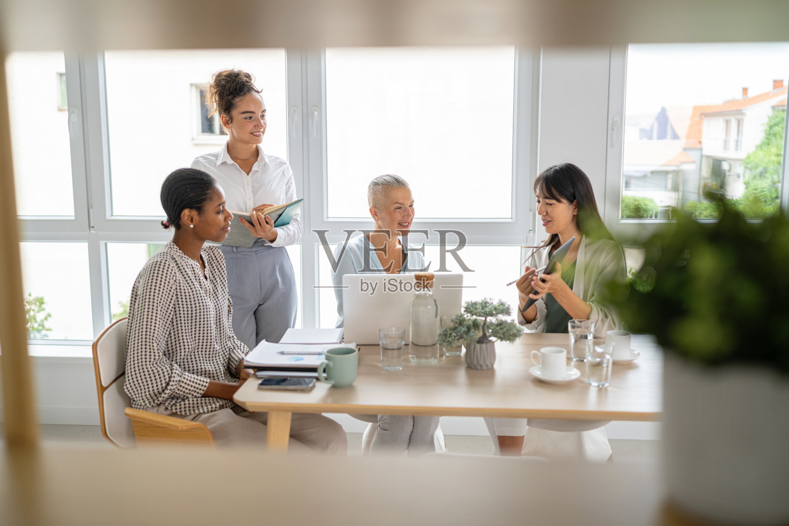 一群专业女性在现代明亮的办公室环境中合作照片摄影图片