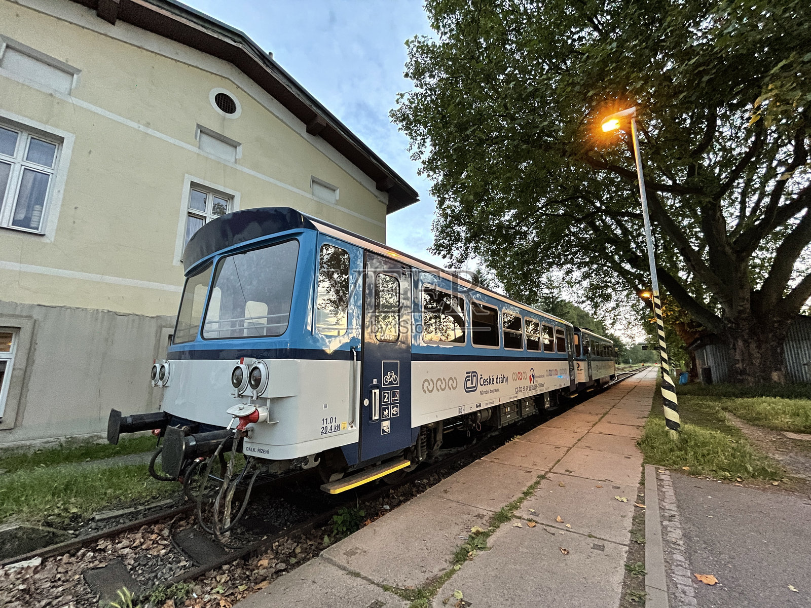 区域列车在傍晚时分的小型空旷车站等待照片摄影图片