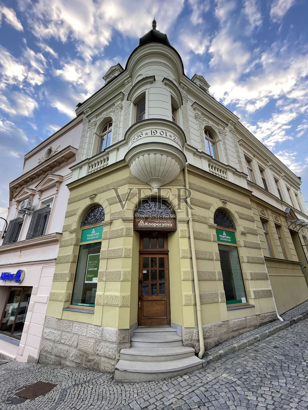 维也纳保险集团合作社大楼在阴云密布的天空下照片摄影图片