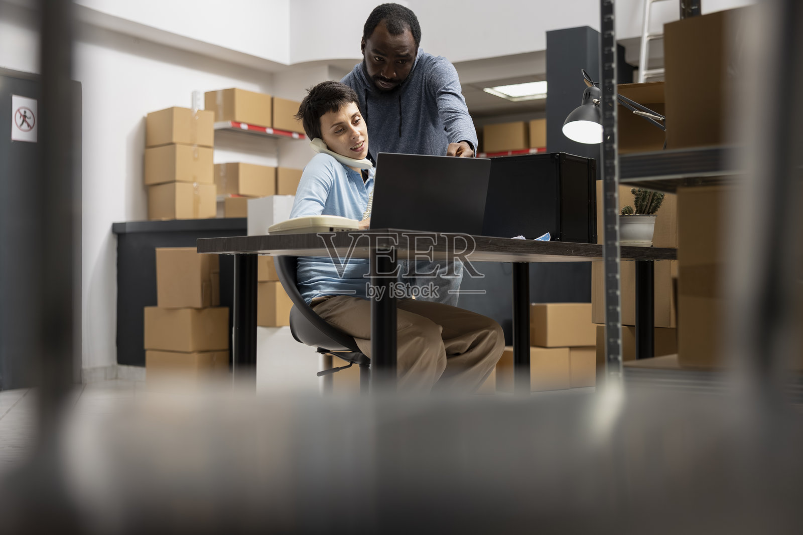 多元化员工在繁忙的仓库内合作处理定制订单照片摄影图片