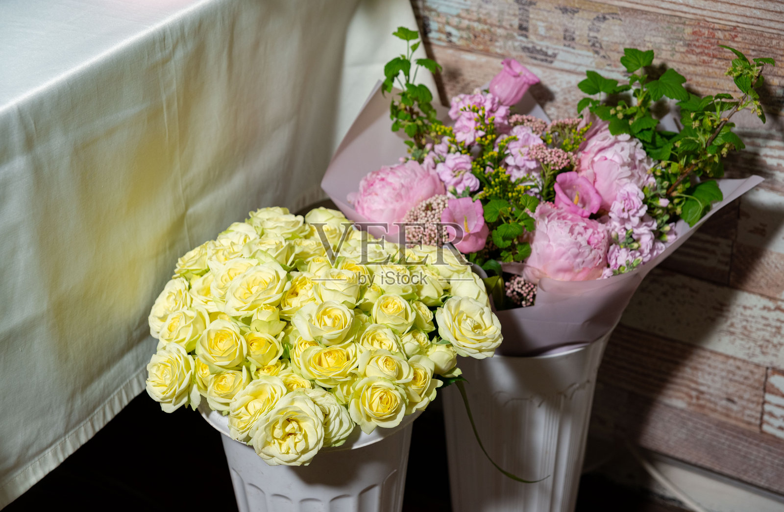 优雅的花卉装饰安排照片摄影图片