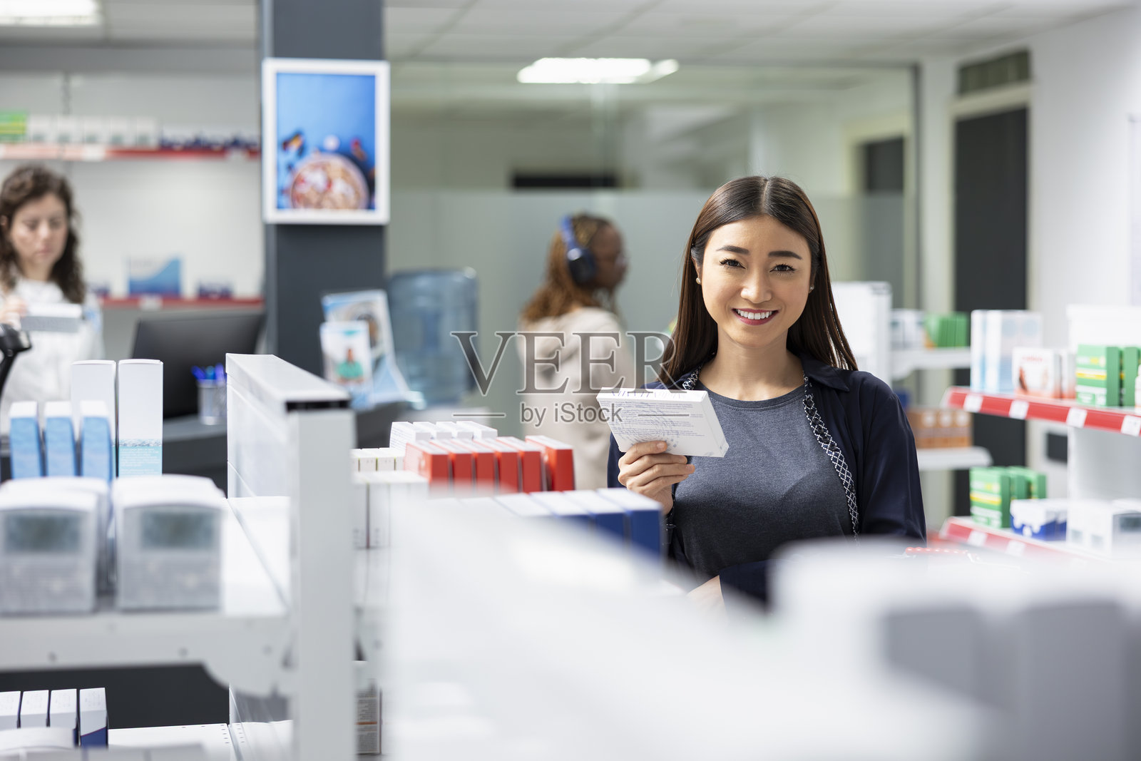 女性药剂师客户在货架上寻找维生素和药丸的肖像照片摄影图片