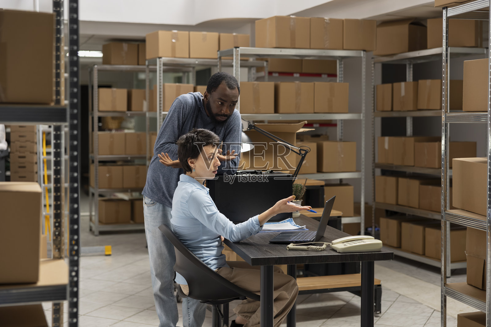 多元文化的员工团队专注于订单处理和商品包装照片摄影图片