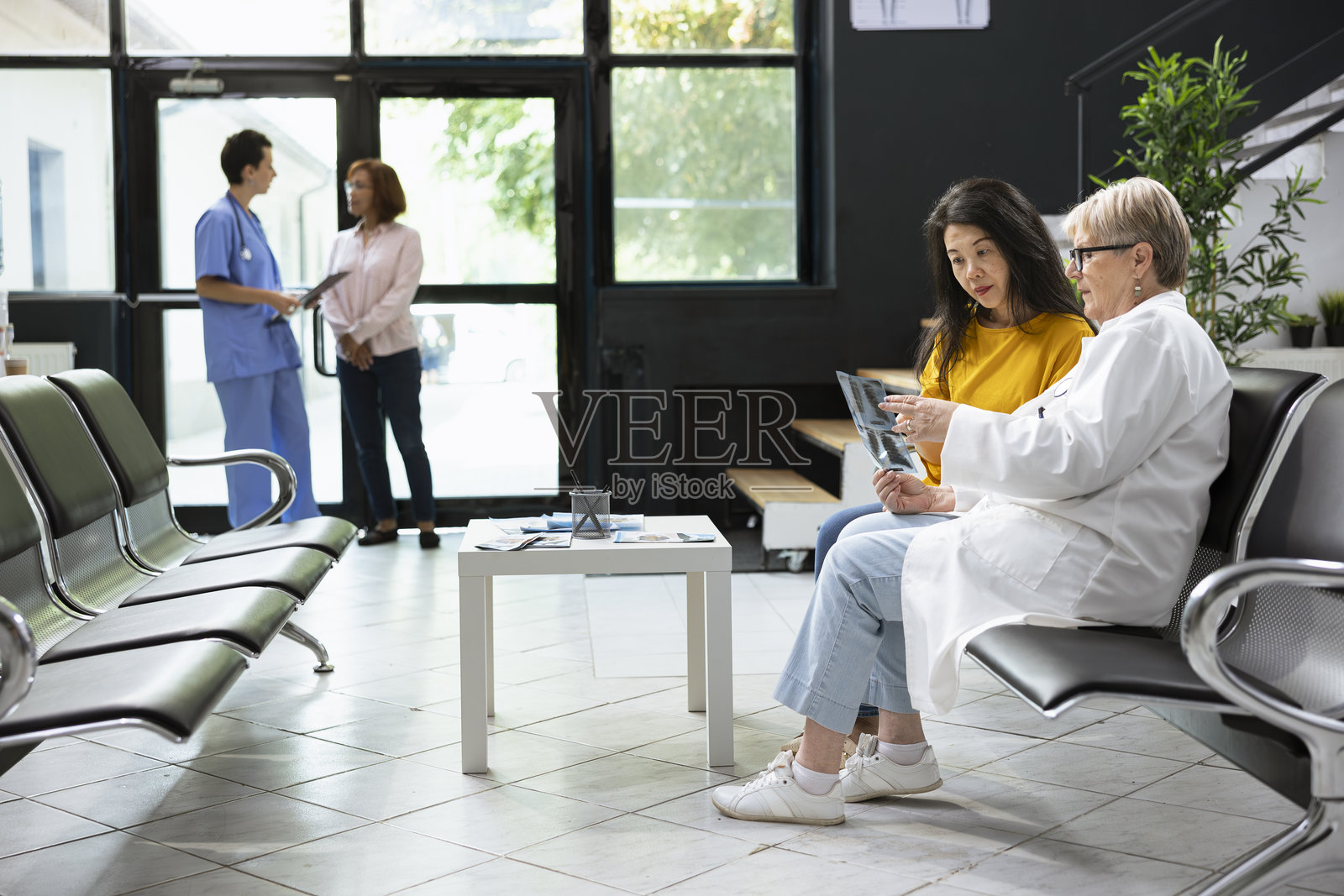 医生与亚洲女性讨论放射学测试结果照片摄影图片