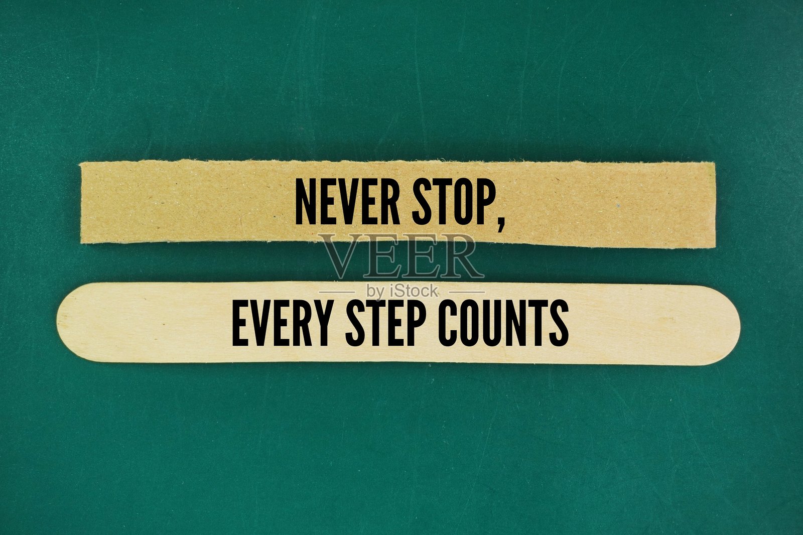 成功的灵感和激励名言：永不止步，每一步都很重要。照片摄影图片