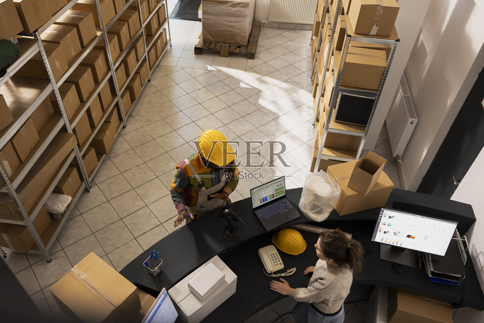 多元化员工团队管理存储库存并准备订单照片摄影图片