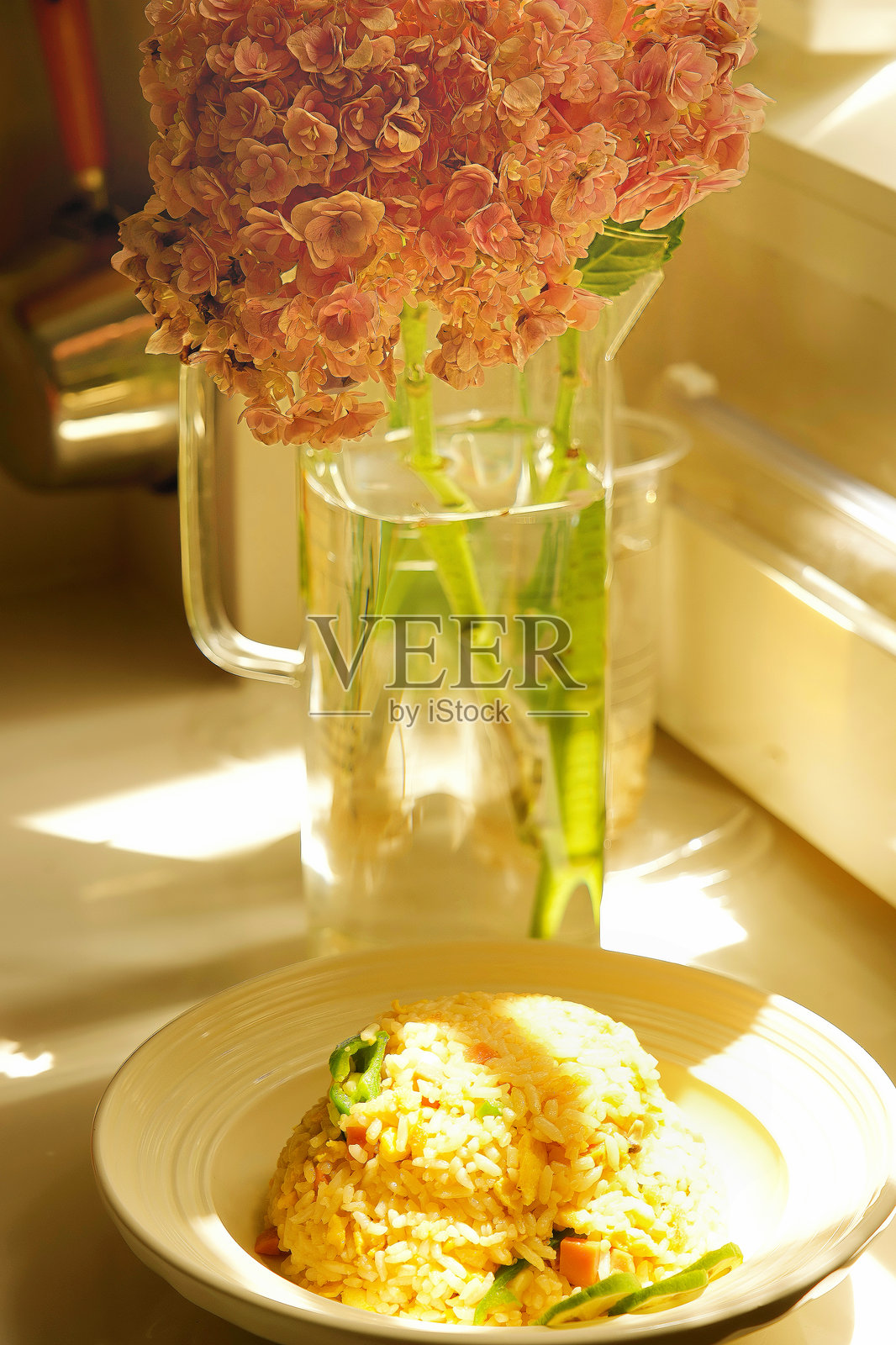 阳光下的美味：与蛋炒饭和绣球花的悠闲时光照片摄影图片