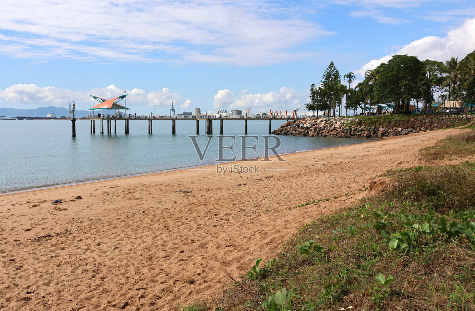 昆士兰州汤斯维尔的海滩和码头在蓝天白云下的沙滩上照片摄影图片