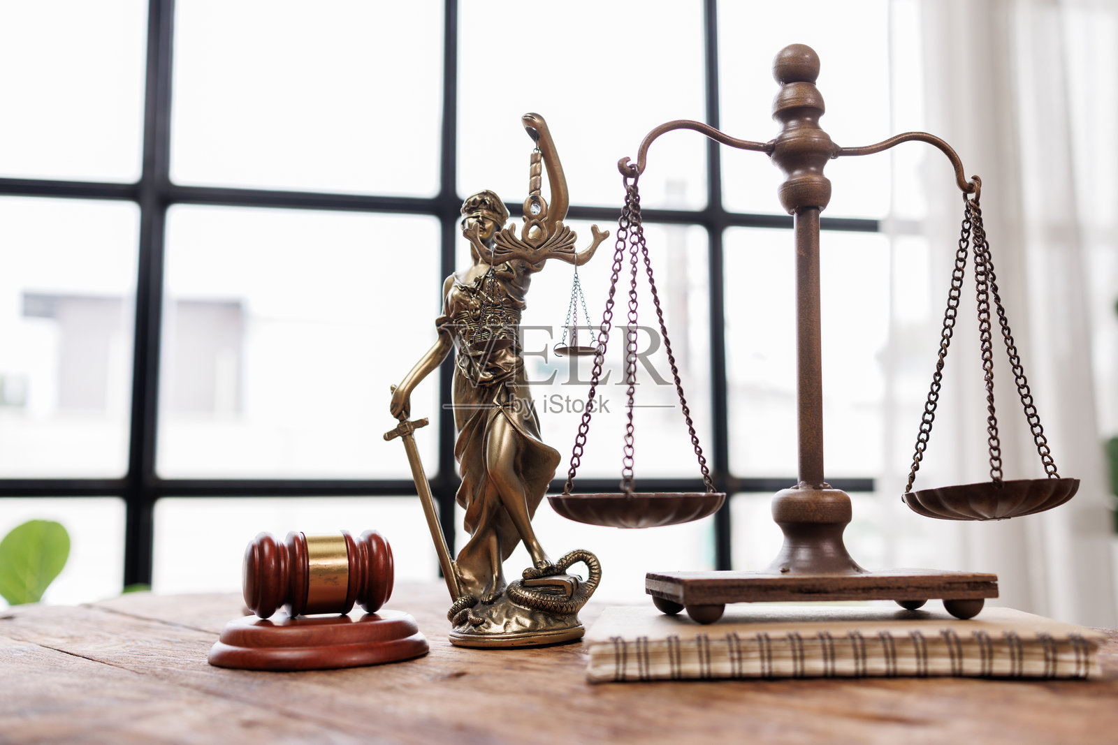 律师事务所的商业律师背景。法官的法槌与公正的天平。法律、律师、文件、建议和正义的概念。照片摄影图片