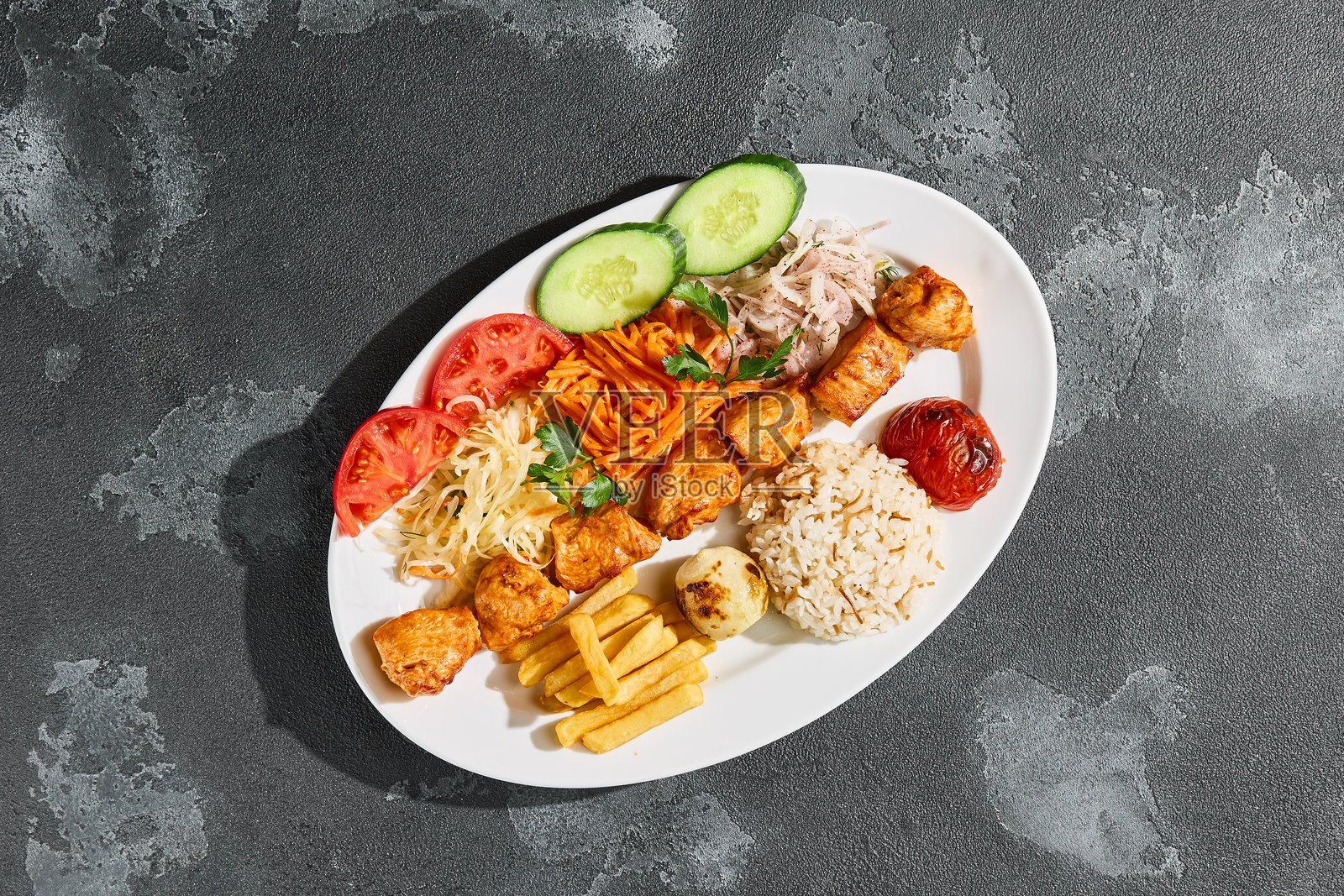 明亮灯光下的鸡肉沙威玛拼盘，俯视角度，配料排列整齐照片摄影图片