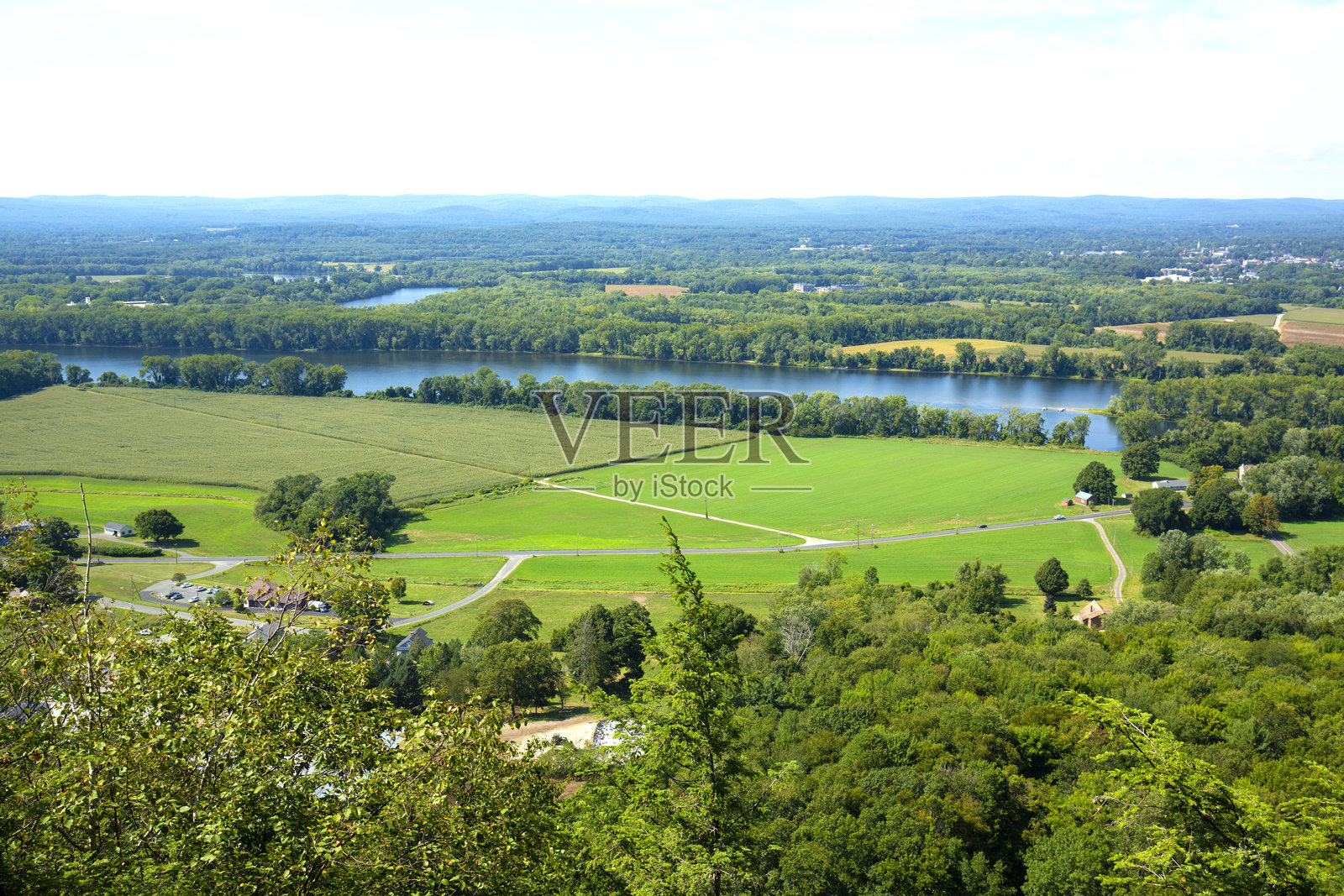 从霍利奥克山脊俯瞰的康涅狄格河和农田。照片摄影图片