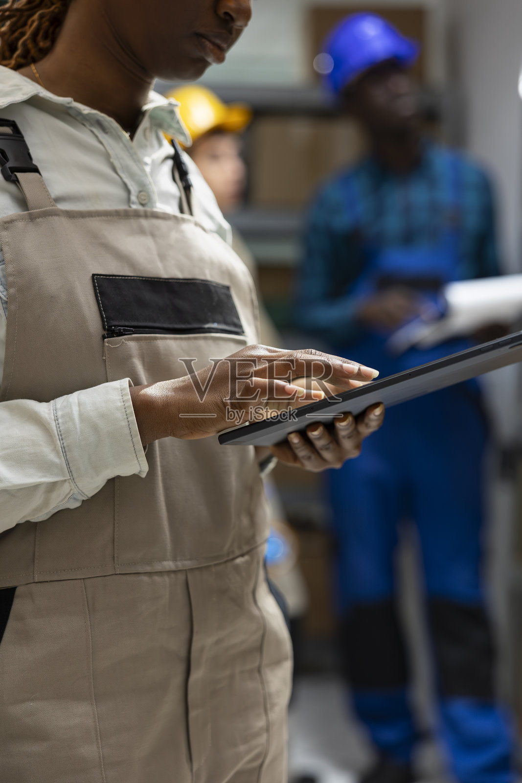非裔美国员工在进出口仓库管理包裹和箱子照片摄影图片