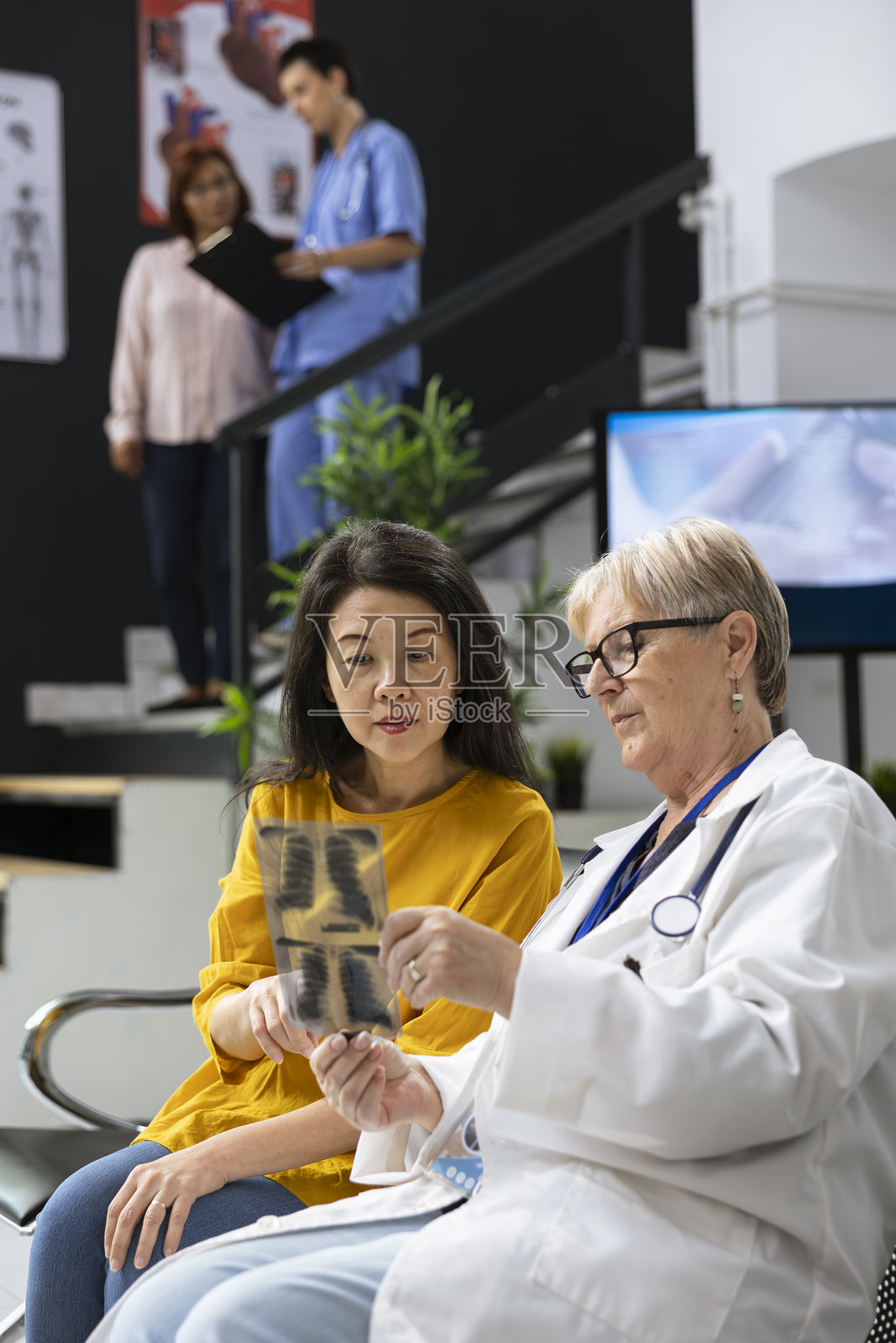 穿着制服的专业医生讨论放射学检查结果照片摄影图片