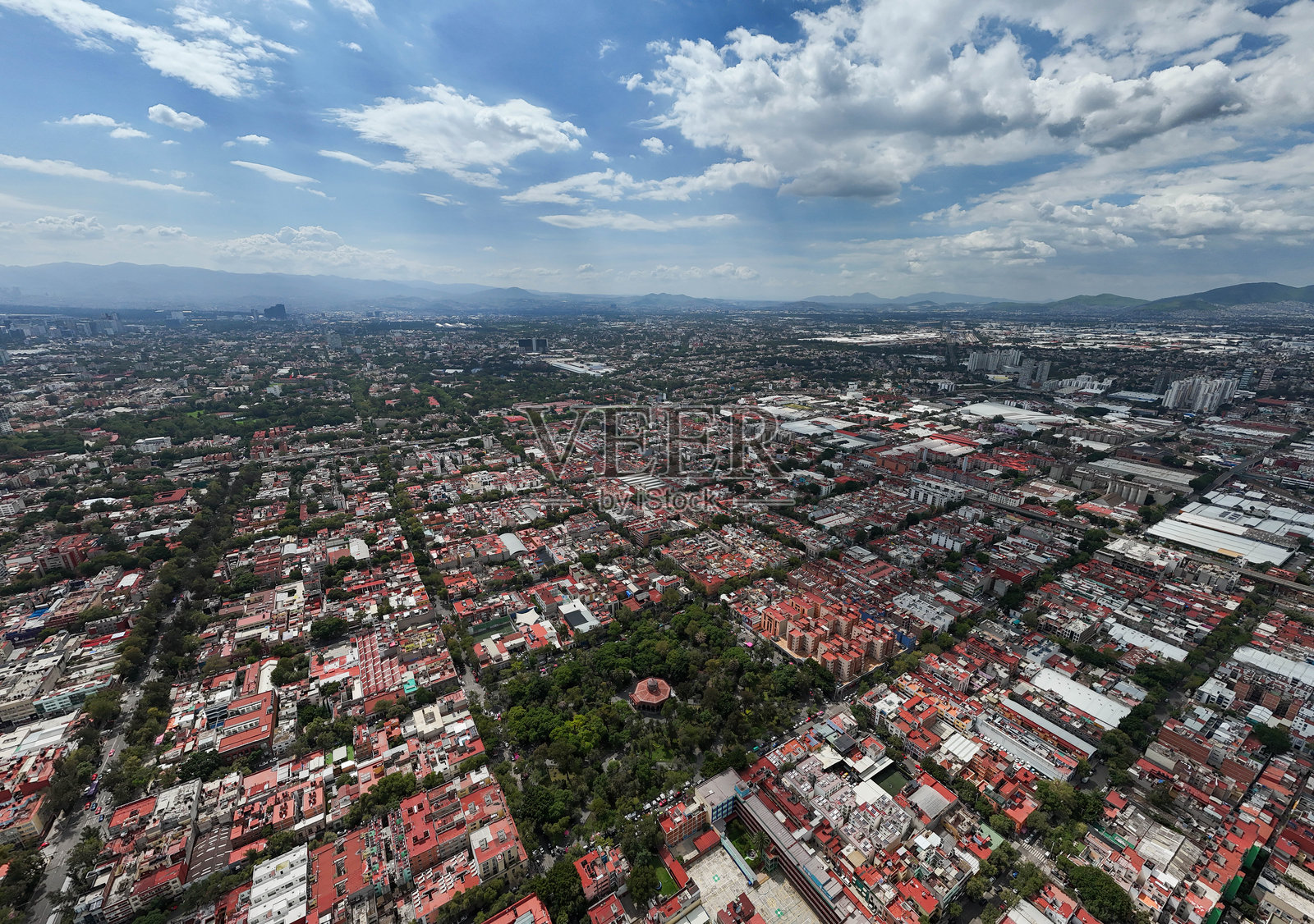 阳光明媚的日子里，墨西哥城市中心的壮观照片，展现了整个城市景观。照片摄影图片