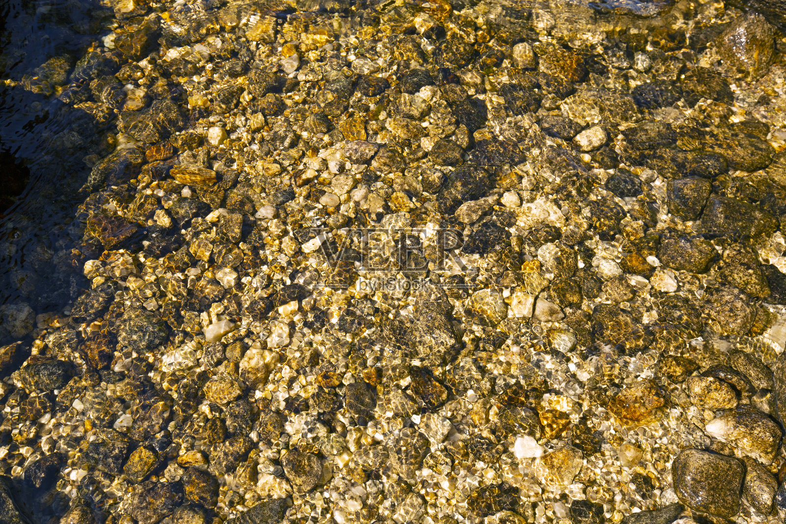 新罕布什尔州纽伯里湖萨纳比水下的石头。照片摄影图片